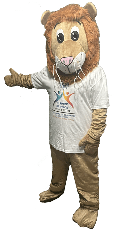 Leonardo Di Lion - wearing a convention shirt